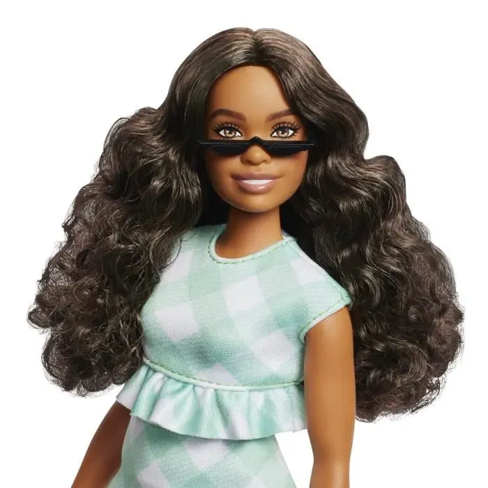 Barbie Muñeca Barbie Fashionistas con vestido verde menta y gafas HYT96