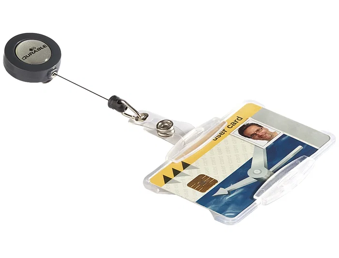 Durable Identificador con Cordón Extensible 800 mm y Pinza Metálica para Tarjeta, Uso Vertical/Horizontal, 54x85 mm, Transparente Durable Identificador con Cordón Extensible 800 mm y Pinza Metálica para Tarjeta, Uso Vertical/Horizontal, 54x85 mm, Transparente