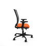Silla de oficina Haches con mecanismo Sincro/Traslack tapizada con Tela color Naranja y malla color Gris. Equipada con lumbar 1D, Brazos 2D y Ruedas 65mm nailon