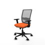 Silla de oficina Haches con mecanismo Sincro/Traslack tapizada con Tela color Naranja y malla color Gris. Equipada con lumbar 1D, Brazos 2D y Ruedas 65mm nailon