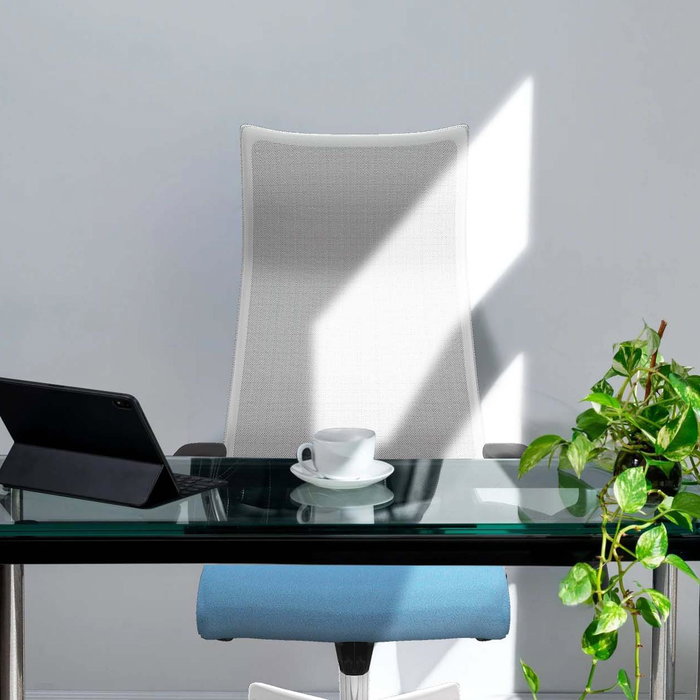 Sillón Albacete con mecanismo Sincro tapizada con Tela color Azul cielo y malla color Blanco. Equipado con Base poliamida blanca, Brazos 1D y Ruedas 65mm nailon