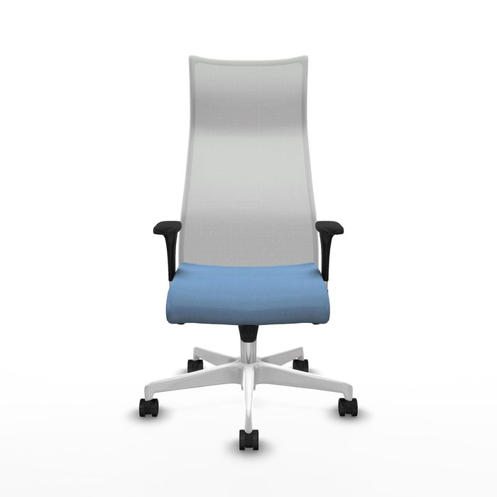 Sillón Albacete con mecanismo Sincro tapizada con Tela color Azul cielo y malla color Blanco. Equipado con Base poliamida blanca, Brazos 1D y Ruedas 65mm nailon