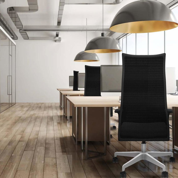 Sillón Albacete con mecanismo Sincro tapizada con Tela color Lila y malla color Blanco. Equipado con Base poliamida blanca, Brazos 1D y Ruedas 65mm nailon