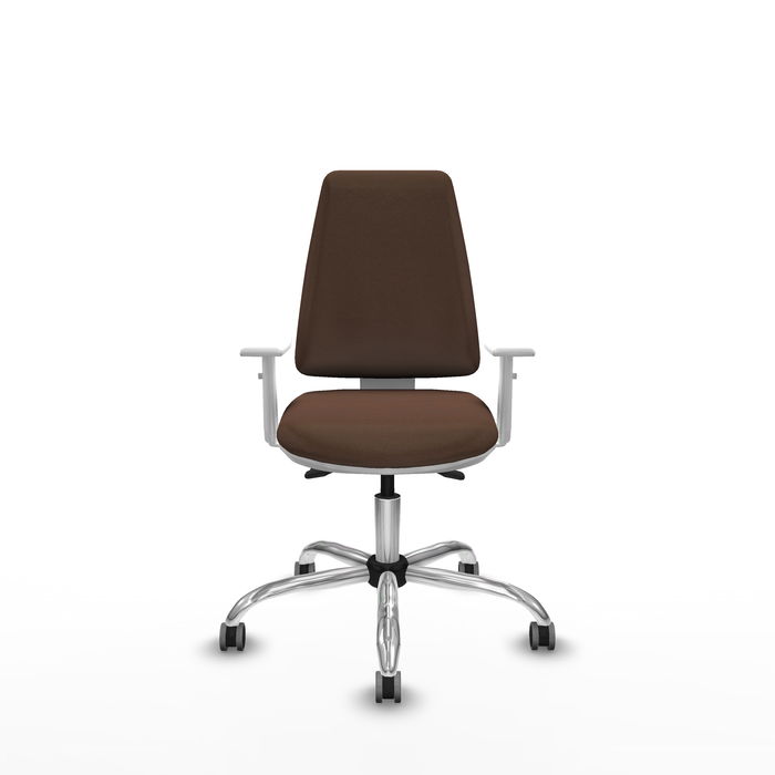 Silla de oficina Elche con mecanismo Asincro tapizada con Tela color Marrón oscuro. Equipada con Base cromada, Reposabrazos blancos y Ruedas 65 mm parqué