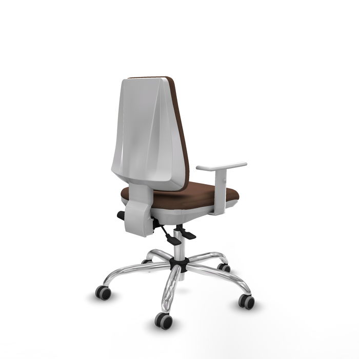 Silla de oficina Elche con mecanismo Asincro tapizada con Tela color Marrón oscuro. Equipada con Base cromada, Reposabrazos blancos y Ruedas 65 mm parqué