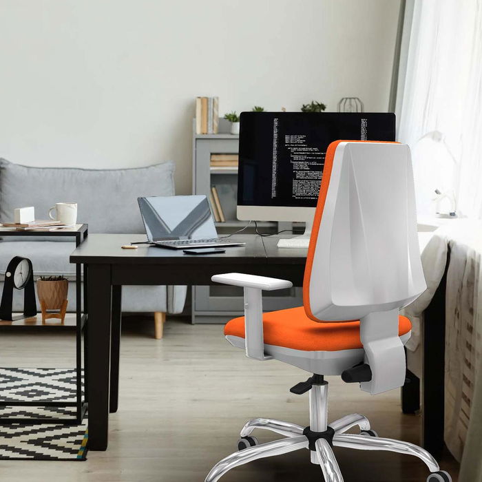 Silla de oficina Elche con mecanismo Asincro tapizada con Tela color Marrón oscuro. Equipada con Base cromada, Reposabrazos blancos y Ruedas 65 mm parqué