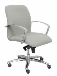 Silla Caudete confidente con mecanismo Basculante avanzado tapizada con Tela color Gris claro. Equipada con Base aluminio, Brazos fijos y Ruedas de parqué