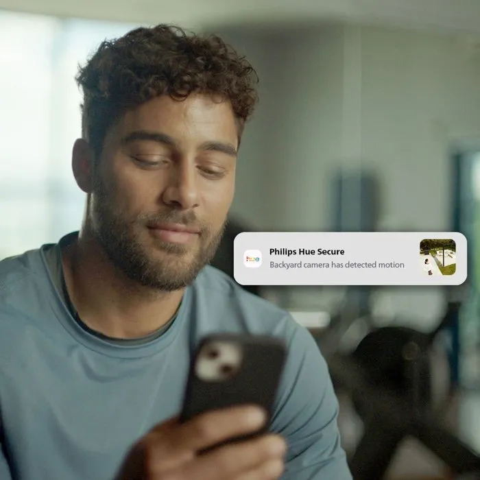 Philips Hue Cámara Inteligente Exterior, Con Cable, Visión Nocturna, Resolución 2K, Color Negro