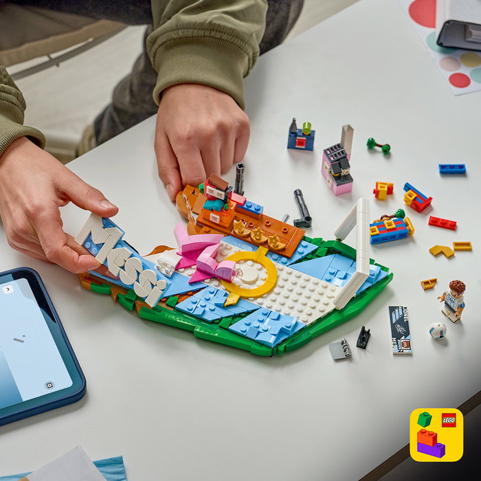LEGO 43011 Lionel Messi Fenómenos Del Fútbol Set Coleccionable con Minifigura, Placa y Modelo Decorativo de Argentina