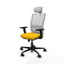 Silla de oficina Haches con mecanismo Sincro/Traslack tapizada con Tela color Amarillo y malla color Blanco. Equipada con lumbar 1D, Brazos 2D, Cabecero 2D y Ruedas 65mm nailon