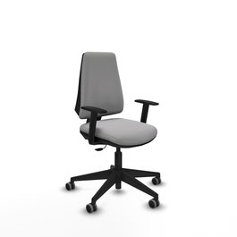 Silla de oficina Elche con mecanismo Contacto permanente básico tapizada con Tela color Gris claro. Equipada con Base piramidal negra, Brazos 1D y Ruedas 65 mm parqué