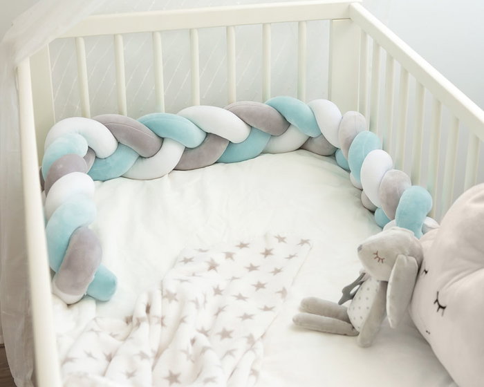 KioKids Protector Acolchado Trenza Para Cuna y Cama, 1,5 Metros, Colores Azul y Gris, Ideal para Evitar Golpes y Decorar Habitación Infantil