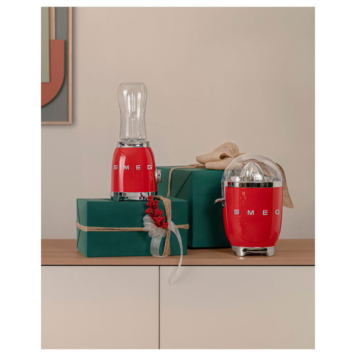 Smeg CJF11RDEU Exprimidor de Cítricos Eléctrico, Color Rojo, 70W, Cono en Acero Inoxidable, Función Antigoteo y Almacenamiento de Cable