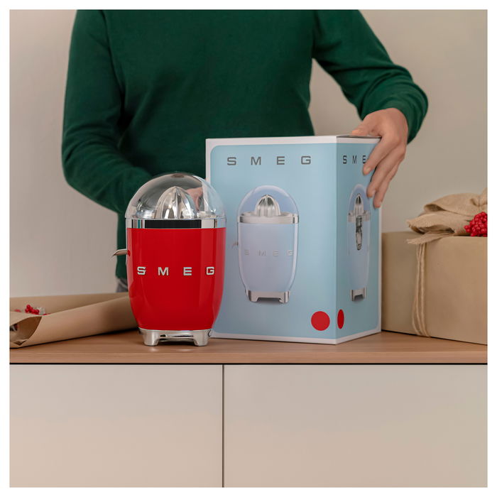 Smeg CJF11RDEU Exprimidor de Cítricos Eléctrico, Color Rojo, 70W, Cono en Acero Inoxidable, Función Antigoteo y Almacenamiento de Cable