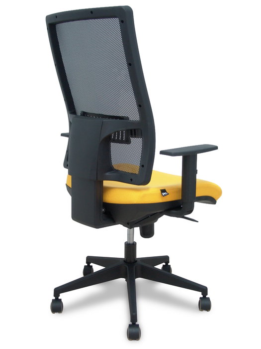 Silla de oficina Horna con mecanismo Sincro tapizada con Tela color Amarillo y malla color Negro. Equipada con lumbar 1D, Brazos 1D y Ruedas de parqué