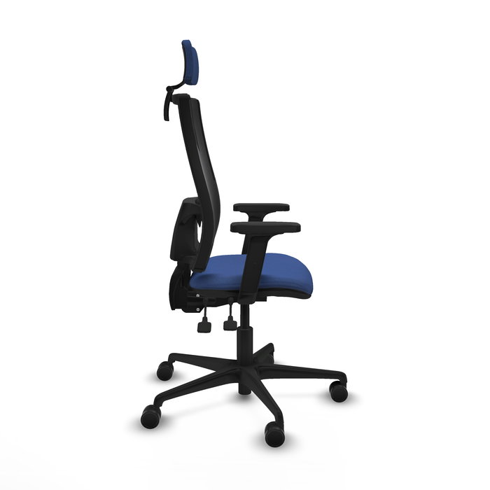 Silla de oficina Bormate con mecanismo Asincro tapizada con Tela color Azul marino y malla color Negro. Equipada con lumbar 1D, Brazos 2D, Cabecero 2D y Ruedas 65mm nailon