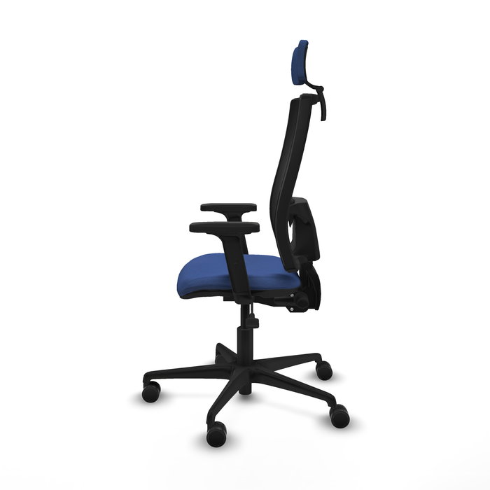 Silla de oficina Bormate con mecanismo Asincro tapizada con Tela color Azul marino y malla color Negro. Equipada con lumbar 1D, Brazos 2D, Cabecero 2D y Ruedas 65mm nailon