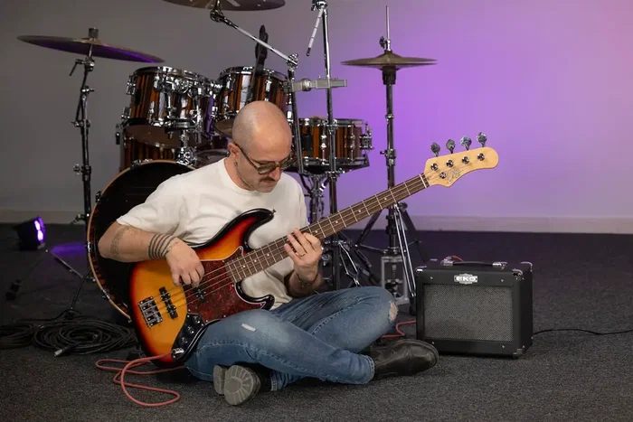 EKO Combo de Bajo BA15 1x8" 25W, con EQ 3 bandas, entrada Auxiliar y para auriculares - Amplificador compacto para práctica en casa