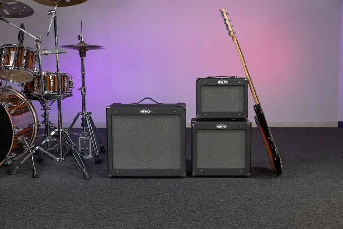 EKO Combo de Bajo BA15 1x8" 25W, con EQ 3 bandas, entrada Auxiliar y para auriculares - Amplificador compacto para práctica en casa