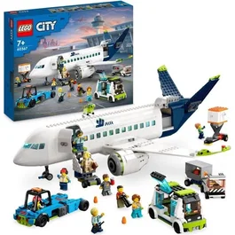 Lego 60367 Avión de Juguete con Autobús del Aeropuerto, Remolcador, Camión de Equipaje y 9 Minifiguras Set de Construcción
