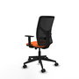 Silla de oficina Motilla con mecanismo Sincro/Traslack tapizada con Tela color Naranja y malla color Negro. Equipada con lumbar 1D, Brazos 1D y Ruedas 65mm nailon