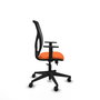Silla de oficina Motilla con mecanismo Sincro/Traslack tapizada con Tela color Naranja y malla color Negro. Equipada con lumbar 1D, Brazos 1D y Ruedas 65mm nailon