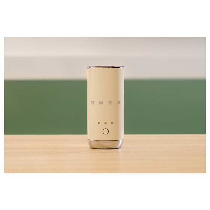 Smeg MFF02CREU Espumador y Calentador de Leche, Crema