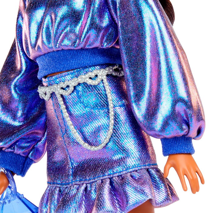Barbie Jfp42 Muñeca Deluxe Metallic con Jersey Azul y Falda de Volantes - Incluye Gafas, Bolso y Botines - Edad +3 años