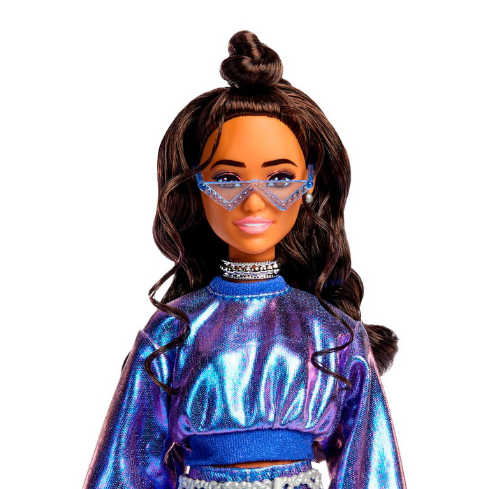 Barbie Jfp42 Muñeca Deluxe Metallic con Jersey Azul y Falda de Volantes - Incluye Gafas, Bolso y Botines - Edad +3 años