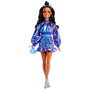Barbie Muñeca Deluxe Metallic Con Jersey Azul y Falda de Volantes, Accesorios Incluidos, Jfp42, Idioma: Español, Inglés, Francés, Alemán, Portugués