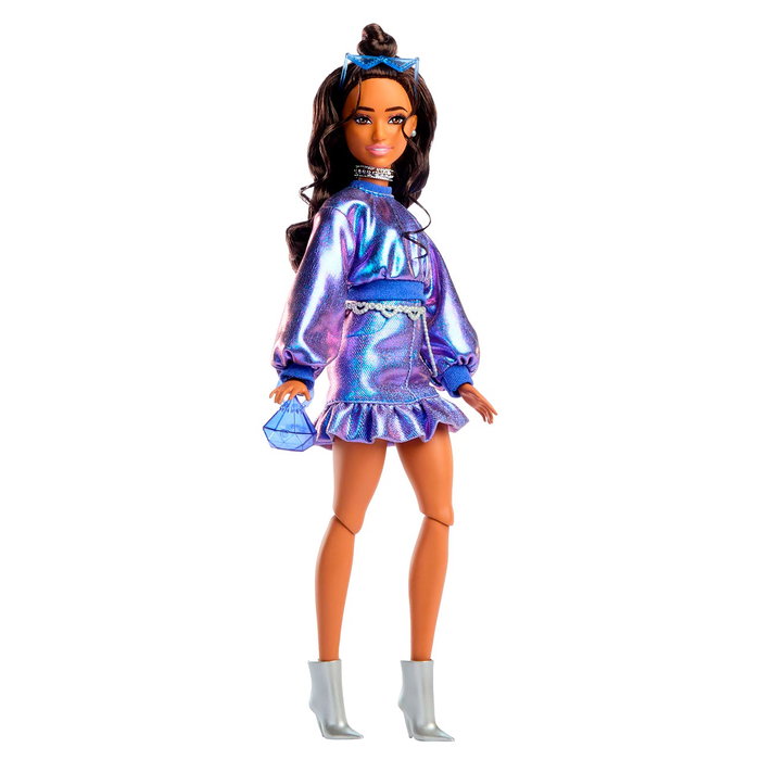 Barbie Jfp42 Muñeca Deluxe Metallic con Jersey Azul y Falda de Volantes - Incluye Gafas, Bolso y Botines - Edad +3 años
