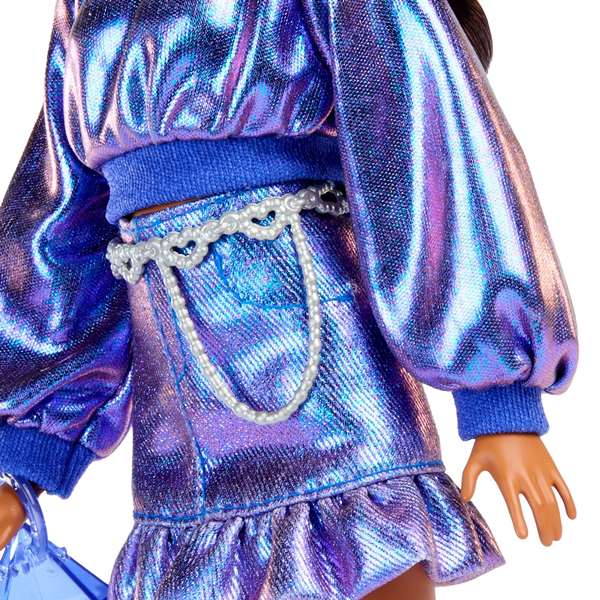 Mattel Barbie Muñeca Deluxe Metallic con Jersey Azul