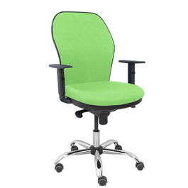 Silla de oficina Jorquera con mecanismo Sincro tapizada con Tela color Pistacho. Equipada con lumbar 1D, Brazos 1D y Ruedas de parqué