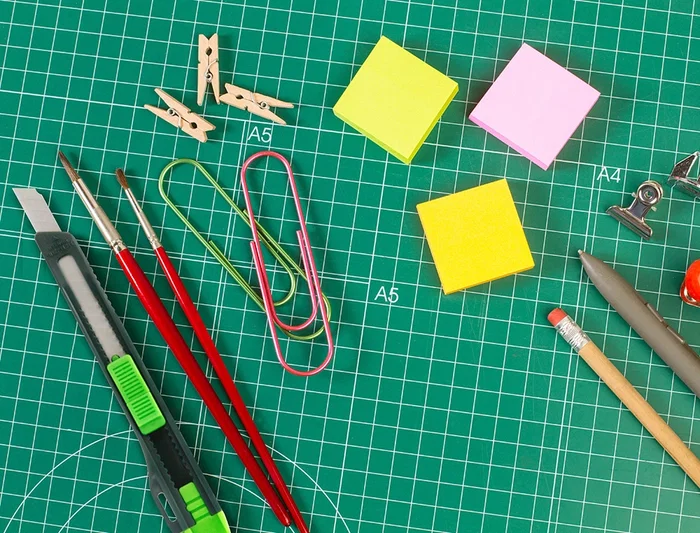 Q-connect Cuter Estrecho Plástico con Asa y Cuchilla 9mm, Retráctil e Intercambiable, XD-07, Blíster 1 Unidad