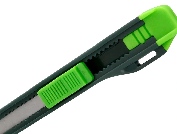 Q-connect Cuter Estrecho Plástico con Asa y Cuchilla 9mm, Retráctil e Intercambiable, XD-07, Blíster 1 Unidad