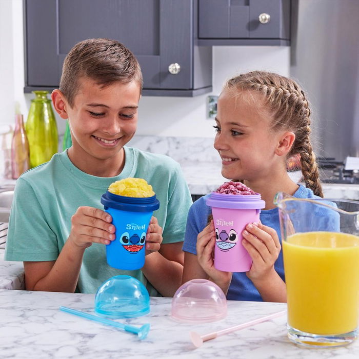 Bandai Vaso Granizado ChillFactor Stitch para Bebidas Heladas, Diseño de Personaje Disney, Modelo Aleatorio, 1 Unidad