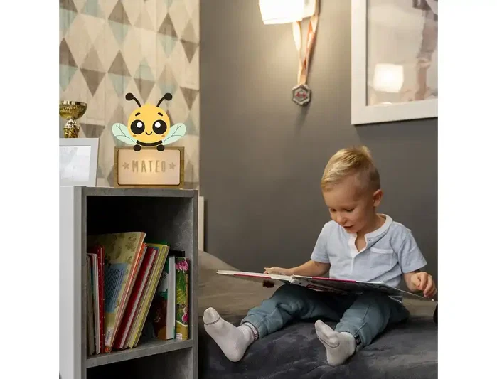 Wondee Little Bee Lámpara Infantil de Noche Personalizable con Nombre en Madera Sostenible