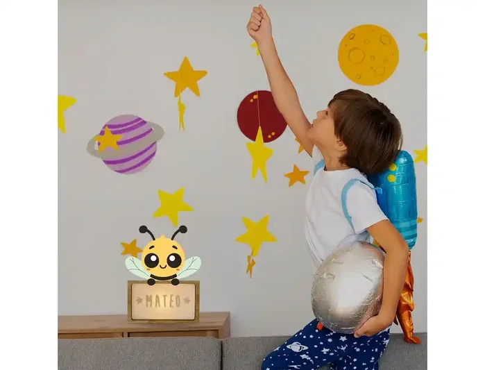 Wondee Little Bee Lámpara Infantil de Noche Personalizable con Nombre en Madera Sostenible