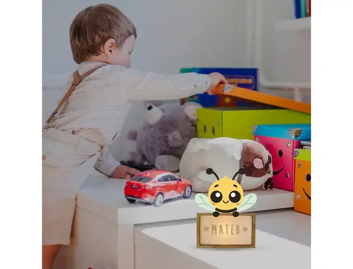 Wondee Little Bee Lámpara Infantil de Noche Personalizable con Nombre en Madera Sostenible