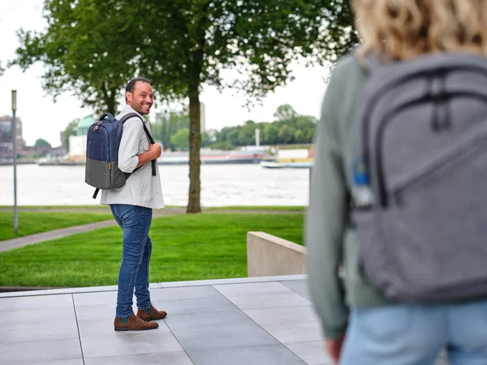 Trust Mochila para Portátil Avana 16" (40.6 cm) Gris 20L Ecológica con Compartimento Acolchado, Resistente al Agua