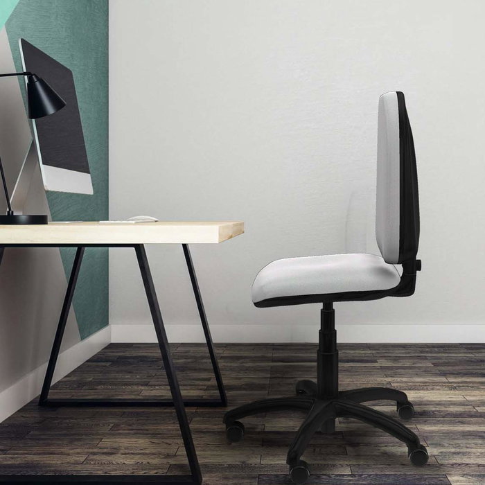 Silla de oficina Aýna con mecanismo Contacto permanente básico tapizada con Tela color Gris oscuro. Equipada con Base poliamida negra, Sin brazos y Ruedas de parqué