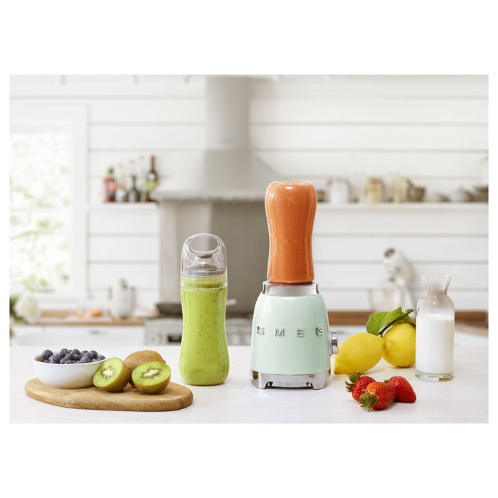 Smeg PBF01PGEU Batidora de Vaso, 0.6L, 300W, 2 Velocidades, Color Verde Pastel, Acero Inoxidable, Incluye Taza con Pico