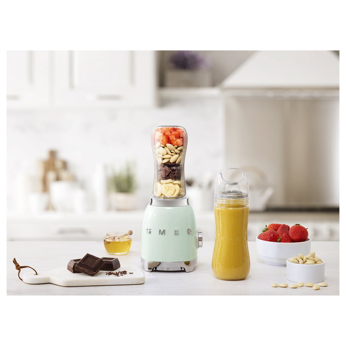 Smeg PBF01PGEU Batidora de Vaso, 0.6L, 300W, 2 Velocidades, Color Verde Pastel, Acero Inoxidable, Incluye Taza con Pico