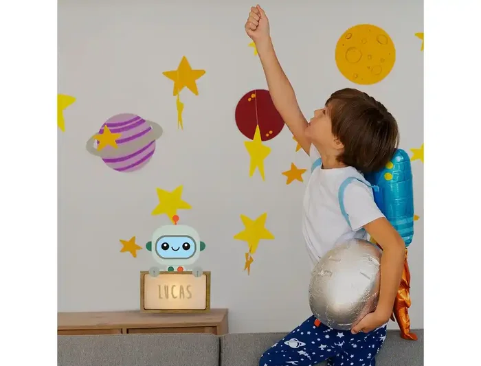 Wondee Lampara Robbot Bebe Madera Personalizable con Nombre - Luz Nocturna Infantil con USB-C y Pilas, Incluye Kit Letras (170x50x125 mm)
