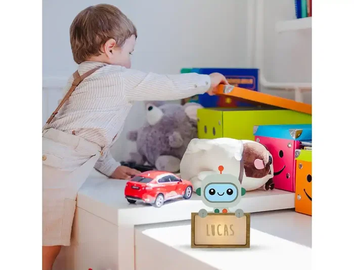 Wondee Lampara Robbot Bebe Madera Personalizable con Nombre - Luz Nocturna Infantil con USB-C y Pilas, Incluye Kit Letras (170x50x125 mm)