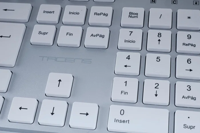Tacens ZENITH Combo Pack 3 en 1 Teclado Inalámbrico Full-Size Portugués QWERTY PT + Ratón + Alfombrilla - DualLink 2.4 GHz, Tecla Copilot IA, 3200 DPI, Multiconectividad