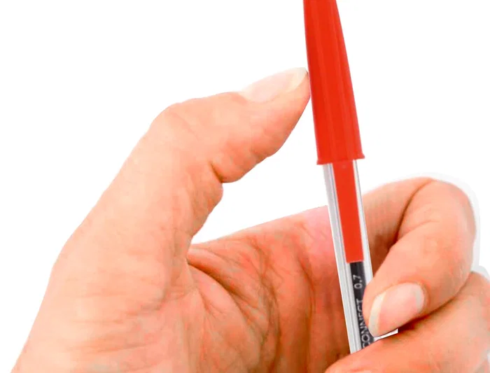 Q-connect Bolígrafo Transparente kf26041 Tinta Roja a Base de Aceite, Punta Media 1mm