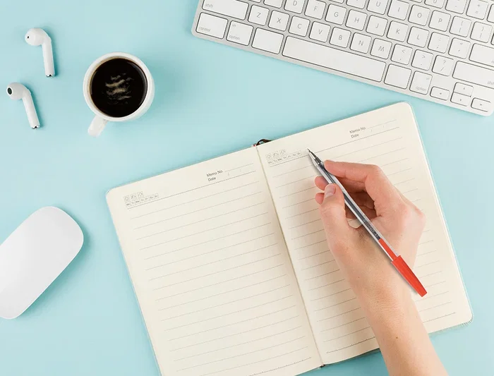 Q-connect Bolígrafo Transparente kf26041 Tinta Roja a Base de Aceite, Punta Media 1mm