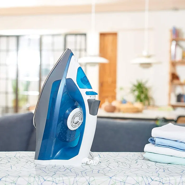 Black & Decker BXIR2200E Plancha a Vapor 2200W con Suela Acero Inoxidable, Golpe Vapor 120g/min, Vapor Continuo 30g/min, Antical, Color Negro/Azul/Blanco