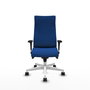 Sillón Albacete con mecanismo Sincro tapizada con Similpiel color Azul. Equipado con Base poliamida blanca, Brazos 1D y Ruedas 65mm nailon